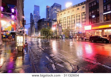 纽约城-八月二十七日： 先驱广场 2011 年 8 月 27 日在纽约，纽约。典型的曼哈顿弓-