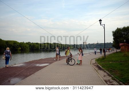 Moscow, Russia - July 14, 2018:people Walk Along The Embankment In The Moscow Estate Kolomenskoye