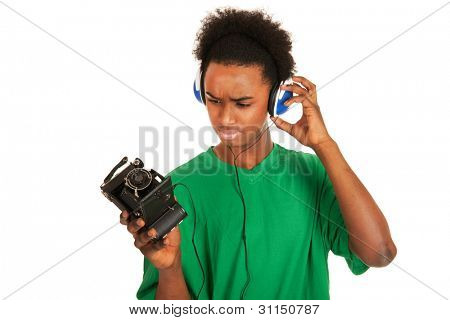 teenager dreng er med hovedtelefonerne tilsluttes vintage kamera