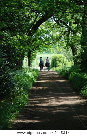 To piger ridning ned et land Trail