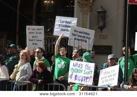Pour protester contre les Exclusion