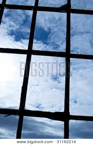 Ventana rota con barras de acristalamiento