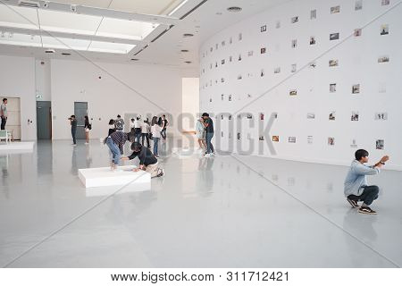 Bangkok, Thailand - 18 Feb, 2017: Thai Younger People Joined The Photo Shooting Exhibition In A Larg
