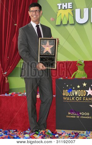 LOS ANGELES, CA - MAR 20 : Rich Ross lors d'une cérémonie où les Muppets sont honorées avec Star 2,466th sur