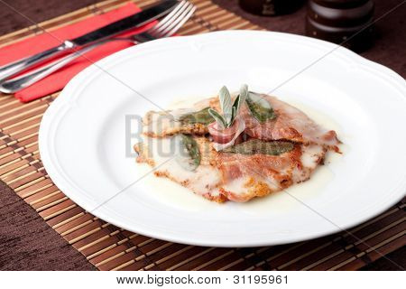 Saltimbocca - dana eti prosciutto ve taze adaçayı yaprakları ile dilim.