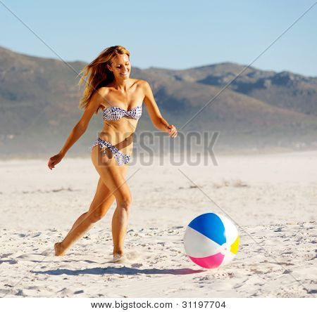 yaz plaj bikini kız gülen ve having fun beachball