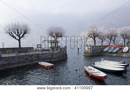 Torno havnen langs kysten Lago di Como, Italien