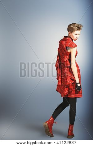 Młody model modne pozowanie Studio z wyrażenie.