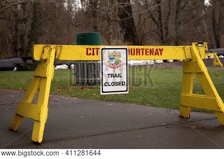 Courtenay, Canada - November 17,2020: View Of Yellow Barrier With Sign Trail Closed In Rotary Water 
