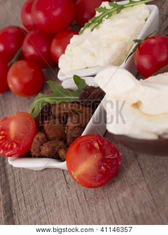 ciccioli con pomodoro e formaggio