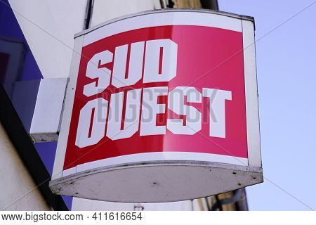 Bordeaux , Aquitaine France - 03 03 2021 : Sud Ouest Newspaper Shop Sign Text And Logo Brand On Fren