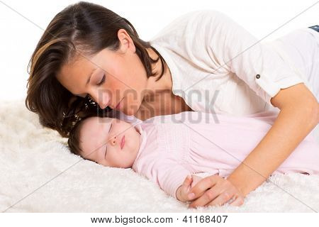 Baby pige sover med mor pleje tæt på hvid pels