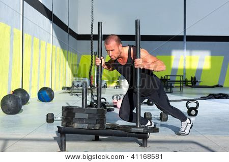 kelkka push mies työntää painot workout liikuntaa