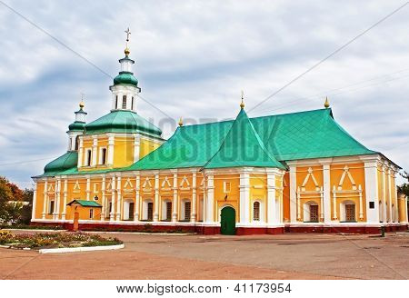 Klasztor kościół Świętej Trójcy, jesienią Czernihowska, Ukraina