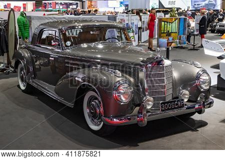 Mercedes-benz 300 Sc Classic Car At The 89th Geneva International Motor Show. Geneva, Switzerland - 