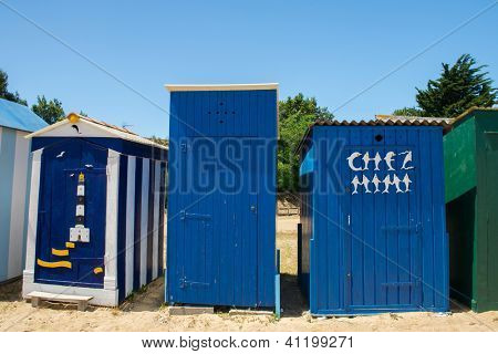 ฮัทหาดสีสันที่แซ็ง-เดอนีเกาะ d'Oleron ในประเทศฝรั่งเศส