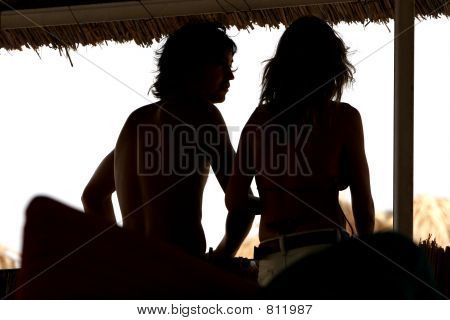 silhouette de jeune couple