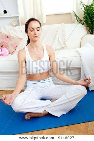 entspannt Woman doing Yoga sitzen in ihrem Wohnzimmer