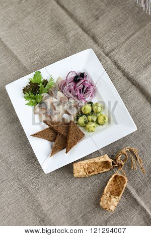 Herring with young potatoes, onions and toasts