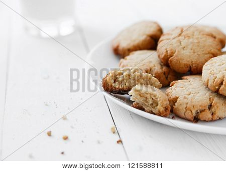 Peanut cookies with milk