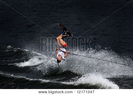Putrajaya, MALAYSIA - 9 November 2008. Waterskier i aktion i hændelsen shortboard/tricks på Wa