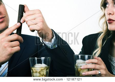 Ein Flirt Business-Paar mit Getränken und einer Zigarre