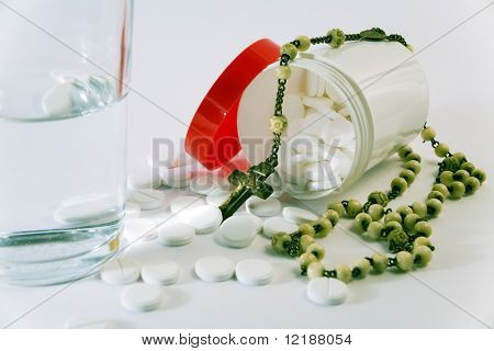 통증 킬러 약물, 물 잔과 묵 주-은 유