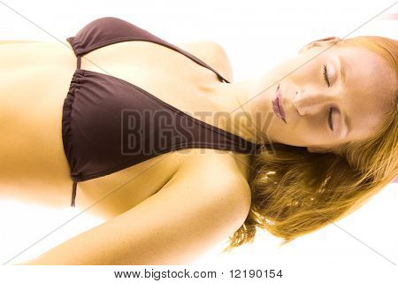 Belle femme dans un lit de bronzage bronzer