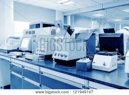 Hospital laboratory internal low-speed centrifuge and micro oscillator