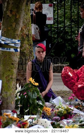 Londýn - 27. července: Její fanoušci platební hold Amy Winehouse před jejím domem na náměstí, na J Camden