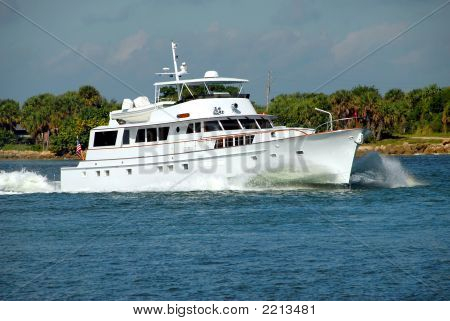 ยอร์ชป้อนทางเข้าของมหาสมุทร