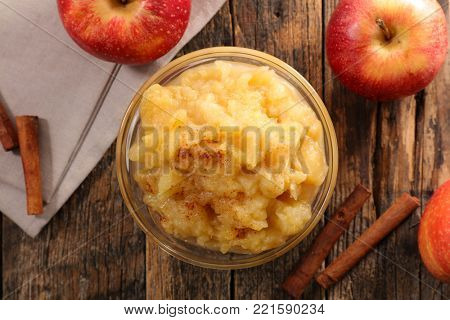 apple sauce in bowl