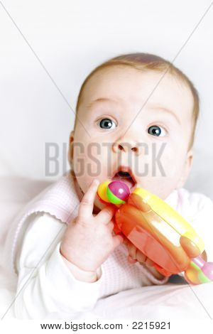 Portret de un bebé con un sonajero