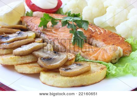 Lachs mit Garnierung