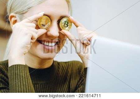 woman bitcoin laptor smile happy investor finance cryptocurrency
