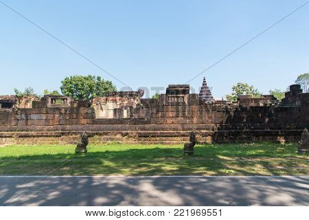 Prasat Wat Sa Kamphaeng Yai At Uthumphon Phisai District,old Thai Historical Castle.