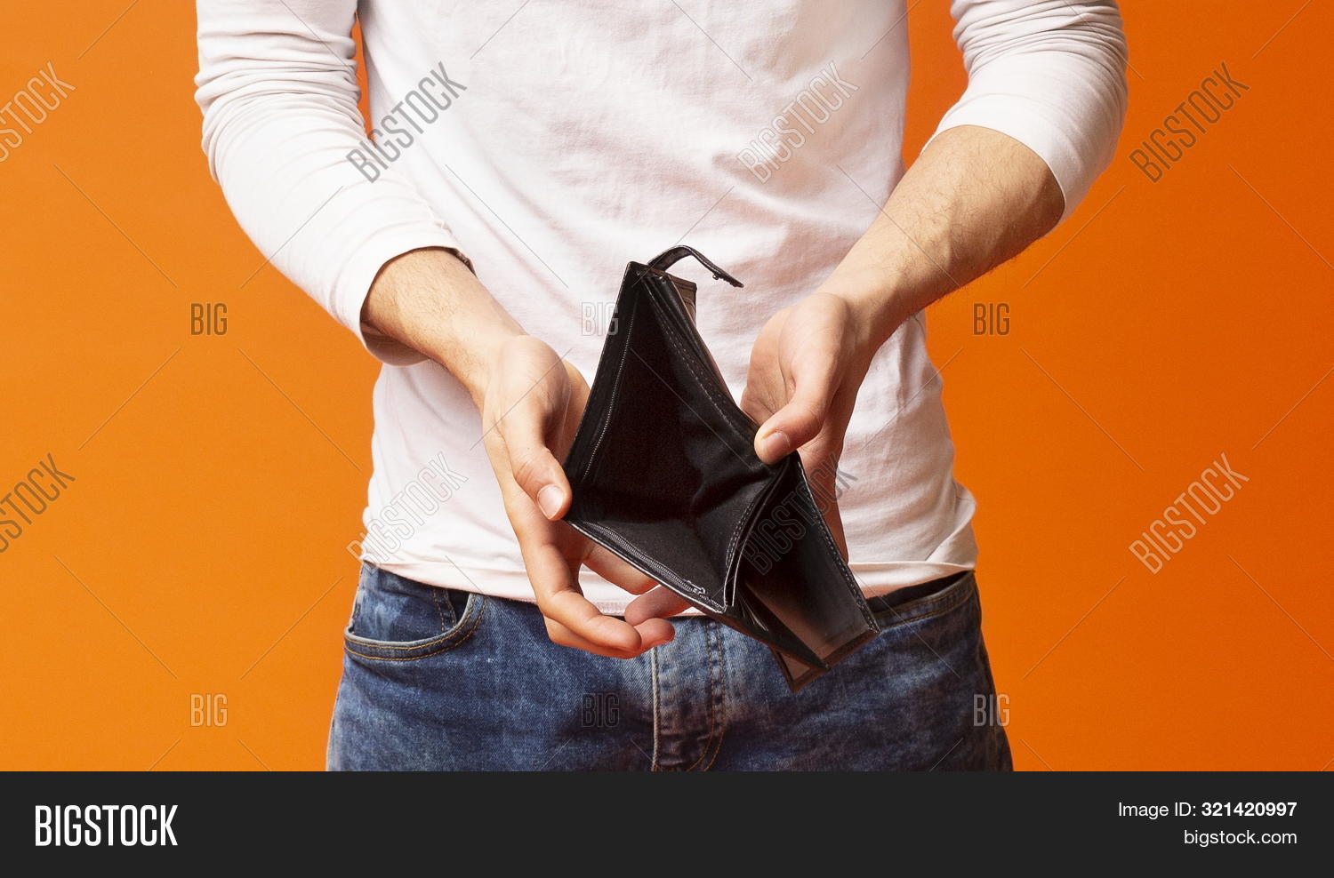 Мальчик с пустым кошельком. Пустой бумажник. Пустой кошелек фото. Человек с пустым кошельком. Пустой кошелек.