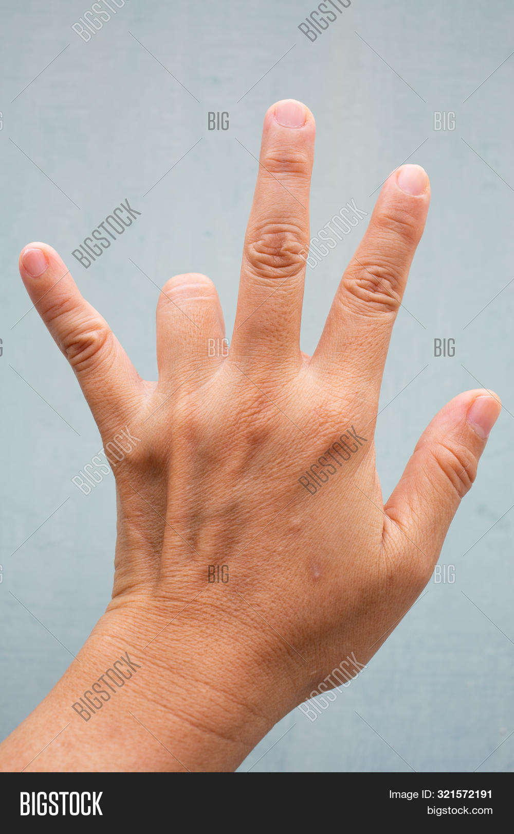 без безымянного и большого пальца. без безымянного и большого пальца. безымянный палец. жест указательный средний и мизинец. притхви мудра мудра земли.
