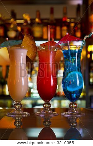 Kokteyl Blue Lagoon, Pina Colada ve gündoğumu