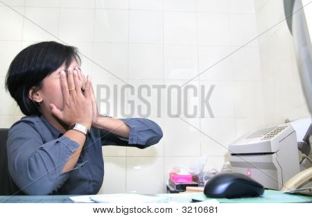 Mujer de negocios que se extiende