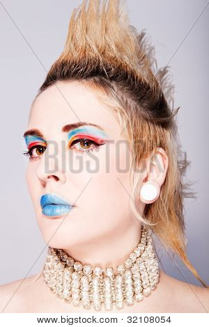 Retrato de la hermosa chica Punk sobre un fondo blanco con maquillaje glamoroso