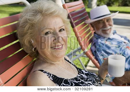Coppia senior nel Lawn Chair