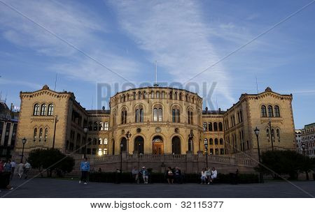오슬로, 노르웨이-2010 년 6 월 경입니다. 외부 Stortinget, 늦은 저녁입니다. 주위 사람들이 이동 합니다.편집 사용!