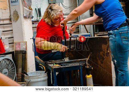 Kalamazoo, Mi/usa - December 4th 2015: Glass Blowing Demonstration At Arthop In Kalamazoo