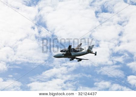 Lo Space Shuttle Discovery cavalcavia sopra la zona di Washington, D.c.
