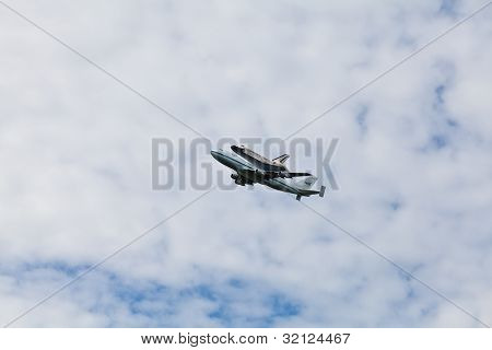 Lo Space Shuttle Discovery cavalcavia sopra la zona di Washington, D.c.