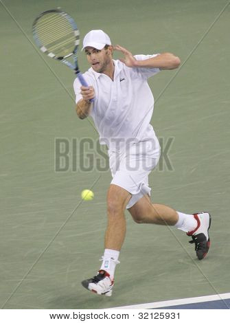 FLUSHING, NY - 10 settembre: Andy Roddick serve a Roger Federer durante gli US Open a Nat USTA