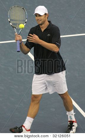 FLUSHING, NY - 10 settembre: Andy Roddick si prepara a servire a Roger Federer durante gli US Open a t
