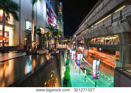 BANGKOK, THAILAND - JULY 29, 2007: Queue of taxis waiting for customers near the Siam Paragon Shopping Centre. Siam Paragon - one of the largest shopping centers in Asia, opened on 12/09/2005