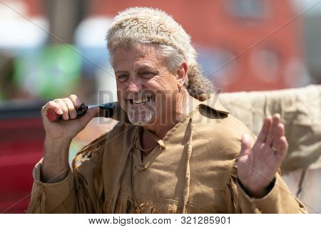 Buckhannon, West Virginia, Usa - May 18, 2019: Strawberry Festival, Man Wearing A Colony Era Frontie